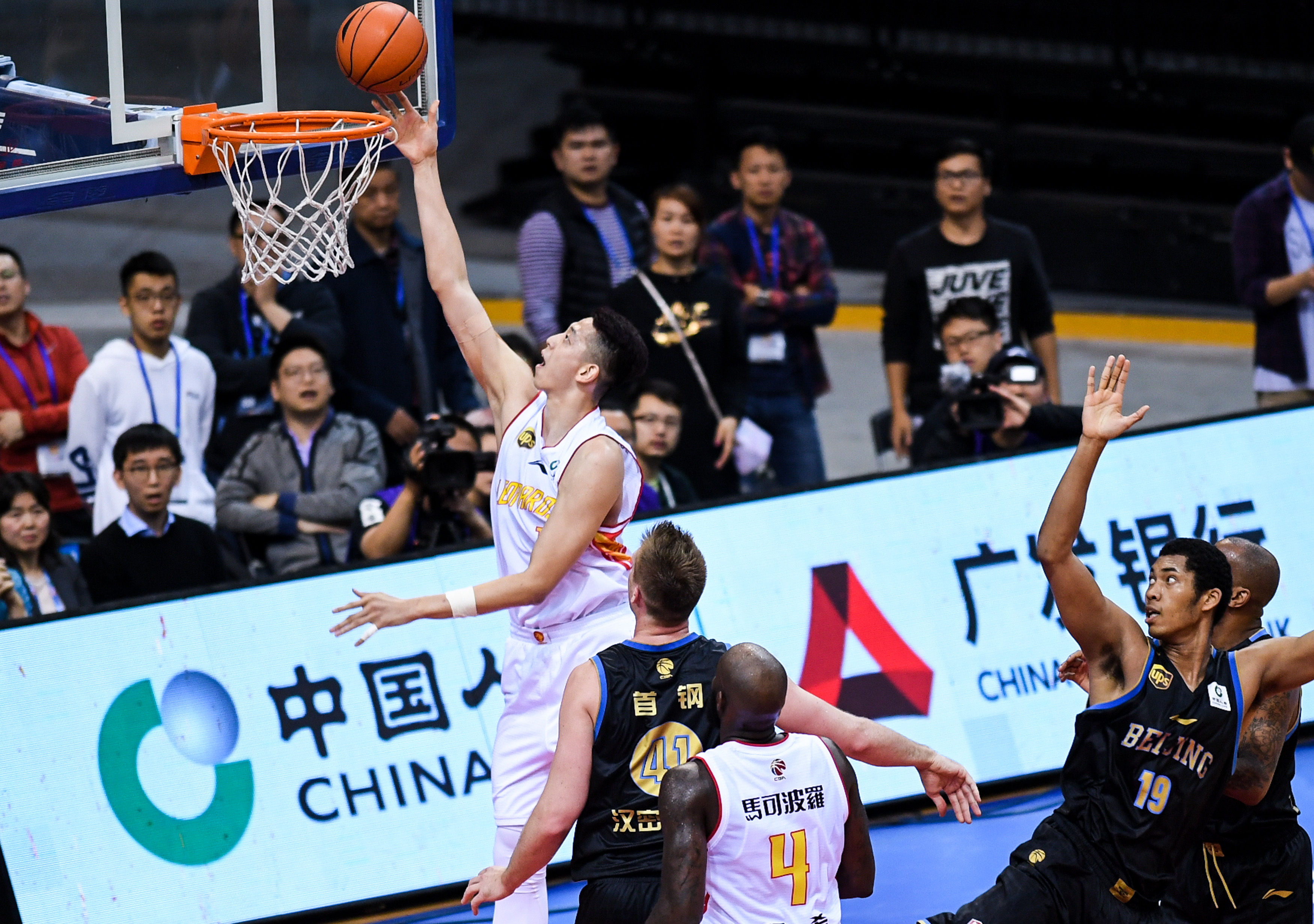 东契奇先以 东契奇先以